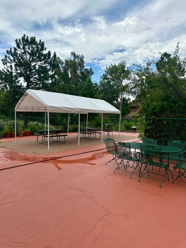 Building Photo - Nice 1 Bedroom 1 Bathroom Condo in Golden with Pool!! Available Mid December!!