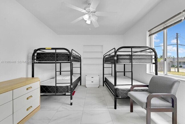 Building Photo - 2417 Pierce St