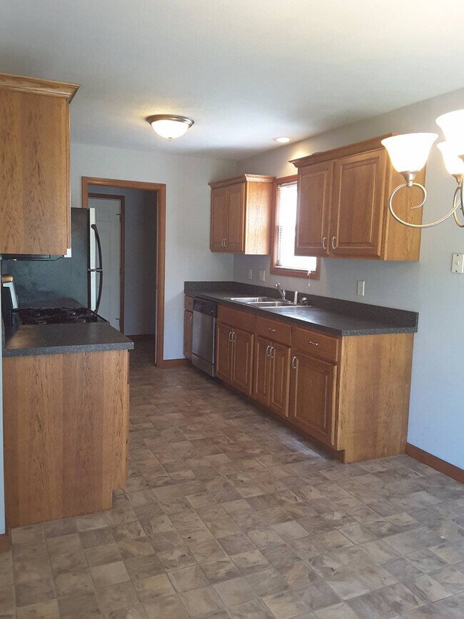 Building Photo - Beautiful 3 Bedroom 2 Bath Home in Elkhart!