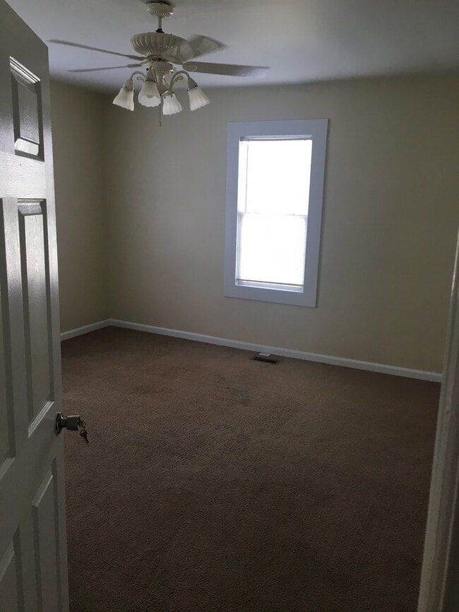 Building Photo - 3 bedroom/3 bath home