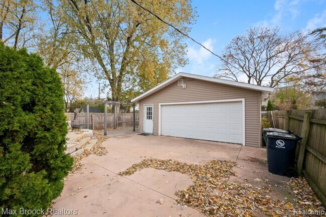 Building Photo - 3602 Elmhurst Ave