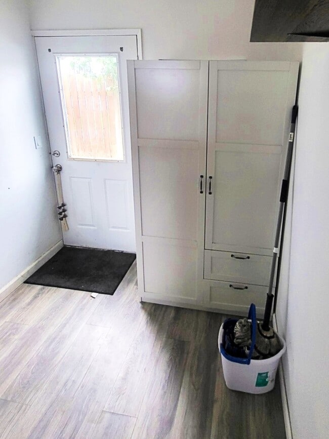 Building Photo - 817 Rita St