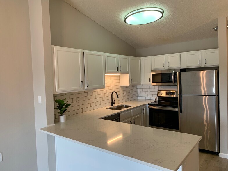 Building Photo - 1321 Lake Dr W