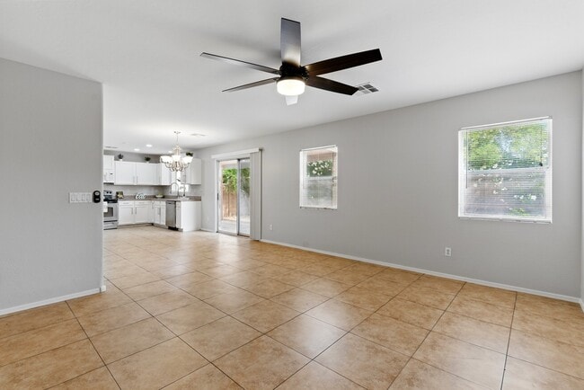Building Photo - 11546 W Schleifer Dr