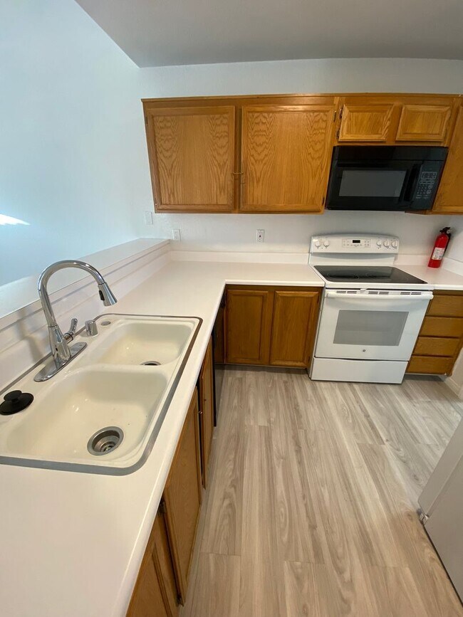 Building Photo - Americana Property Mgmt - Condo 2b - 2b in...