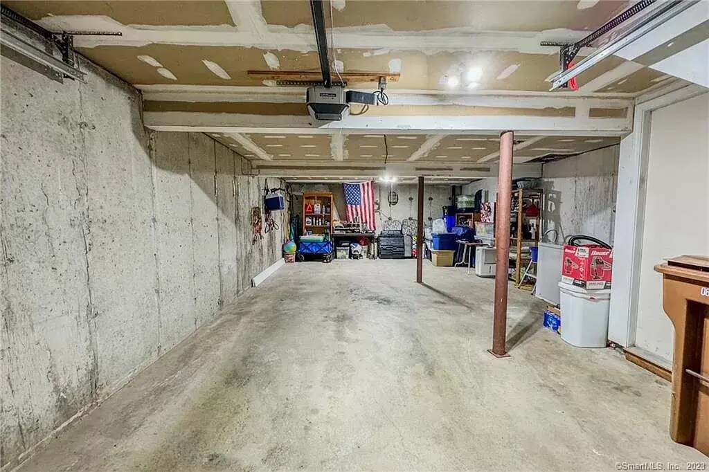 Garage - 95 Country Pl