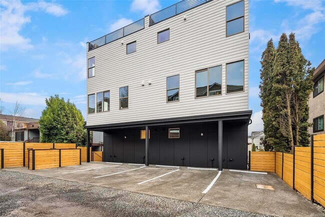 Building Photo - 2Bd/1.75Ba Seattle Townhouse