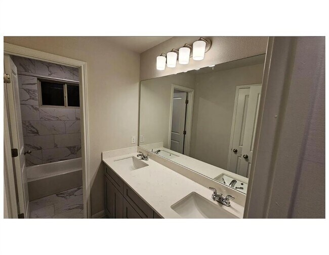 Building Photo - 212 Comet Pointe Dr