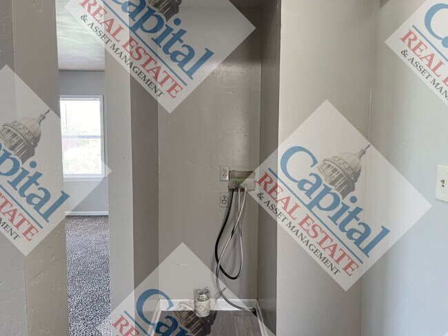 Building Photo - Charming 2 Bedroom
