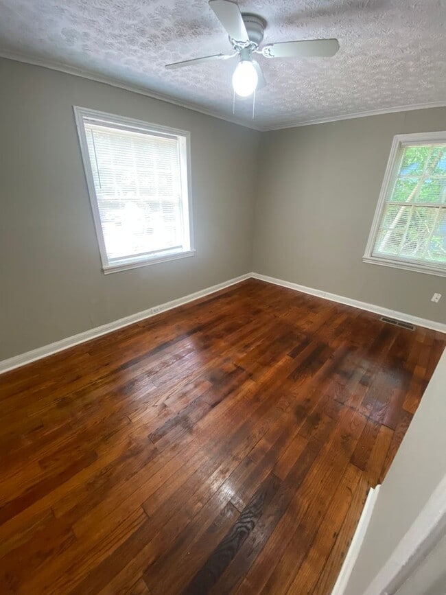 Building Photo - **AVAILABLE NOW**Total Electric 3 Bedroom ...