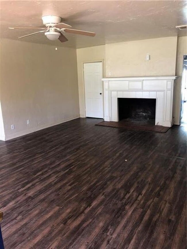 Building Photo - 218 W Independence St