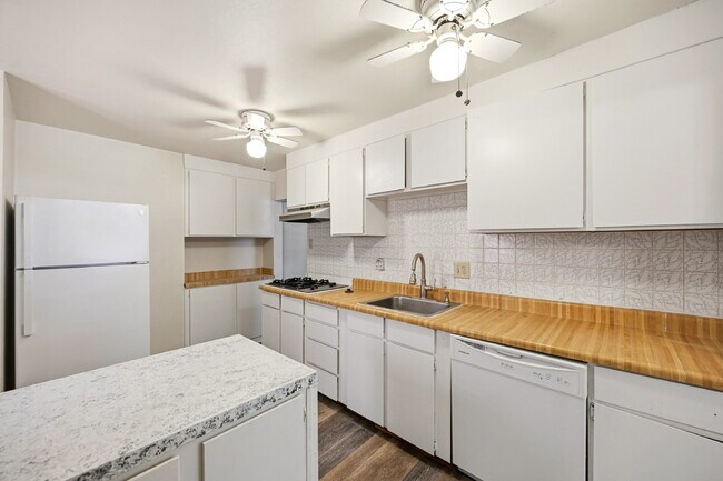 Building Photo - $2,895.95, with $200 Off Cleaning Voucher, 3 Beds - 2 Bath, Single Family Home in Denver with Was...