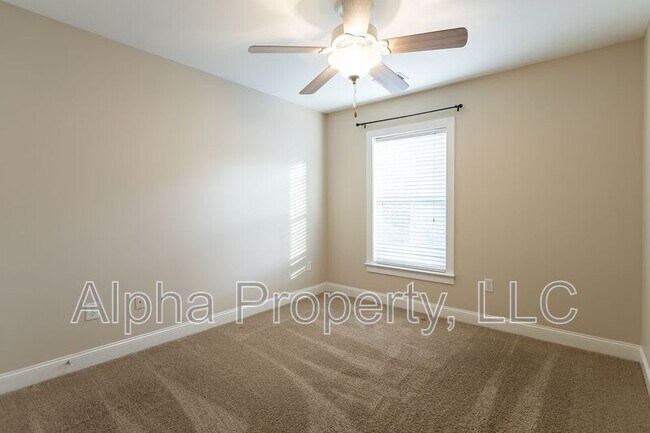 Building Photo - 302 Shallow Dr