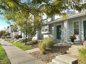 Building Photo - Beautifully Remodeled TownHome Near DIA