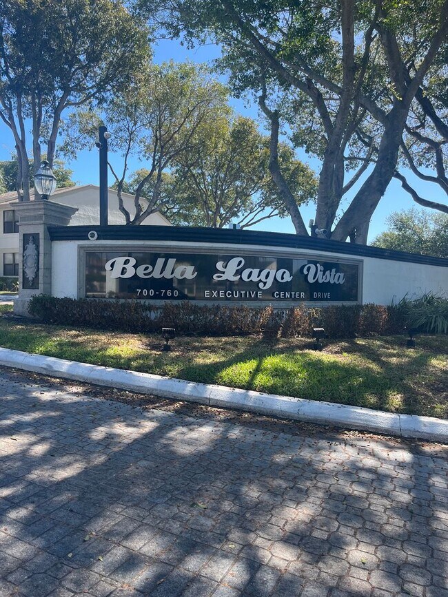 Building Photo - ONE BEDROOM ONE BATHROOM!! Waterfront Comm...