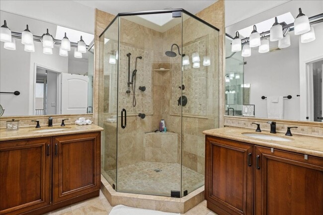 Building Photo - Spacious Tri-Level Townhome in Valley Village