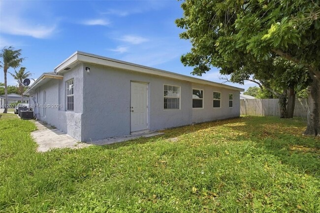 Building Photo - 7434 Thatcher Ave