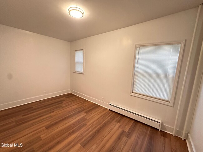 Building Photo - 33 Morris St