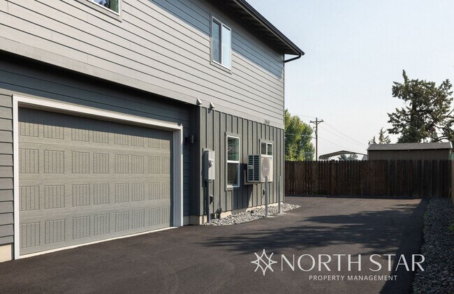 Building Photo - 3040-3042 SW Obsidian Ln