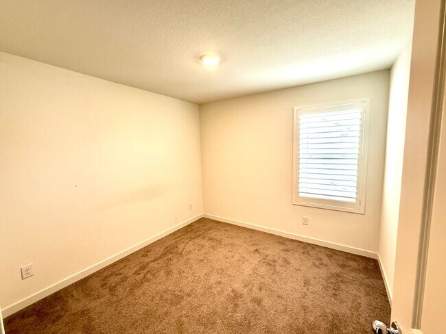 Building Photo - Beautiful Newer 3 Bedroom Townhome in the North Valleys!