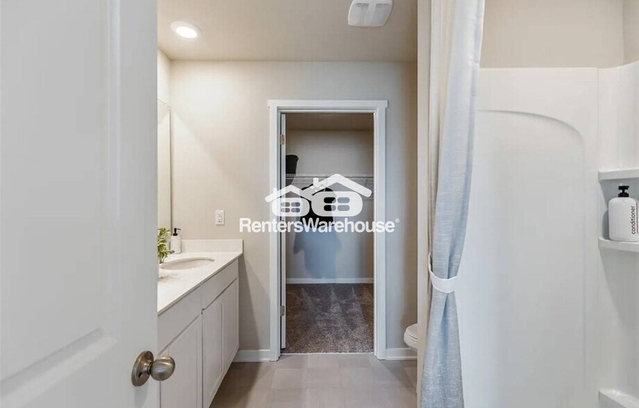 Building Photo - 2656 SE Fox Valley Dr