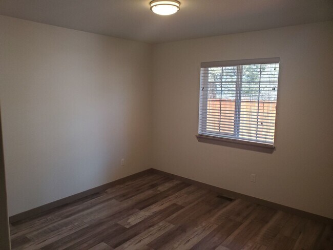 Building Photo - 1545 SW Kalama Ave