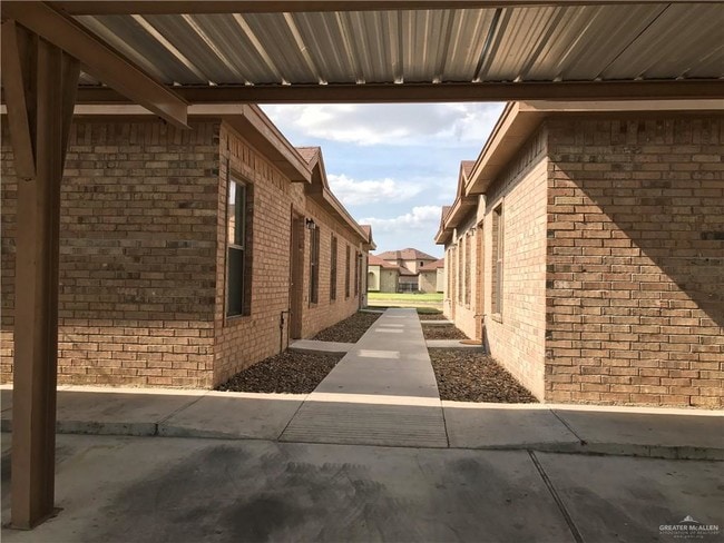 Building Photo - 11 Diamond Head Ave