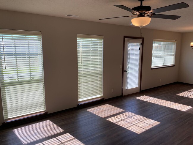 Building Photo - Sun Bathed Kitchen - Two Story 3 Bedroom