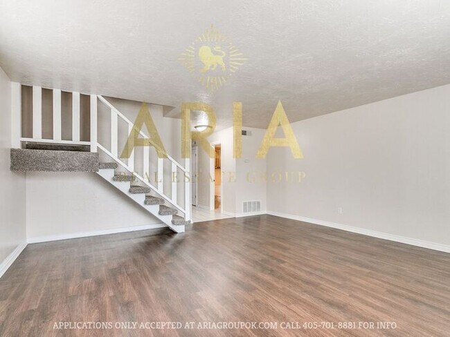 Building Photo - 2 bed/1.5 bath Norman Townhome Duplex - AV...