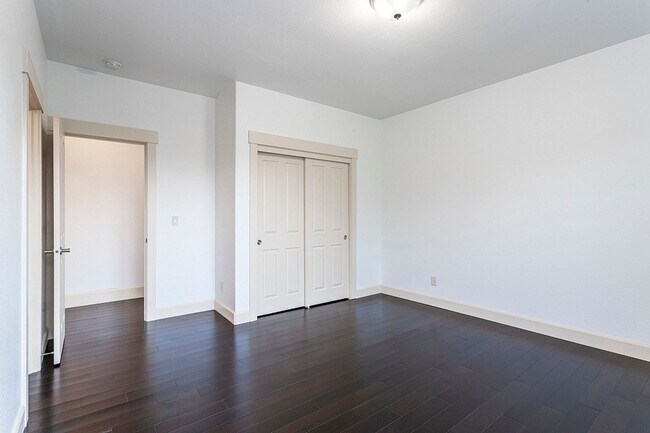Building Photo - Stunning Large Home with 3 primary bedrooms + Tons of Amenities, Amazing Backyard !