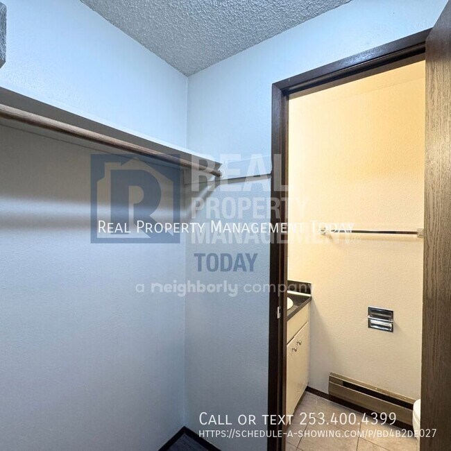 Building Photo - 4644 N Pearl St