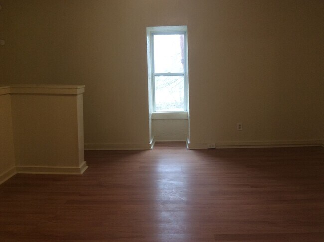 Building Photo - Renovated and Spacious 4 Bedroom 1.5 Bath ...