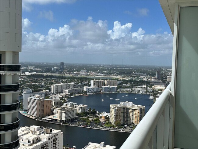 Building Photo - 1830 S Ocean Dr