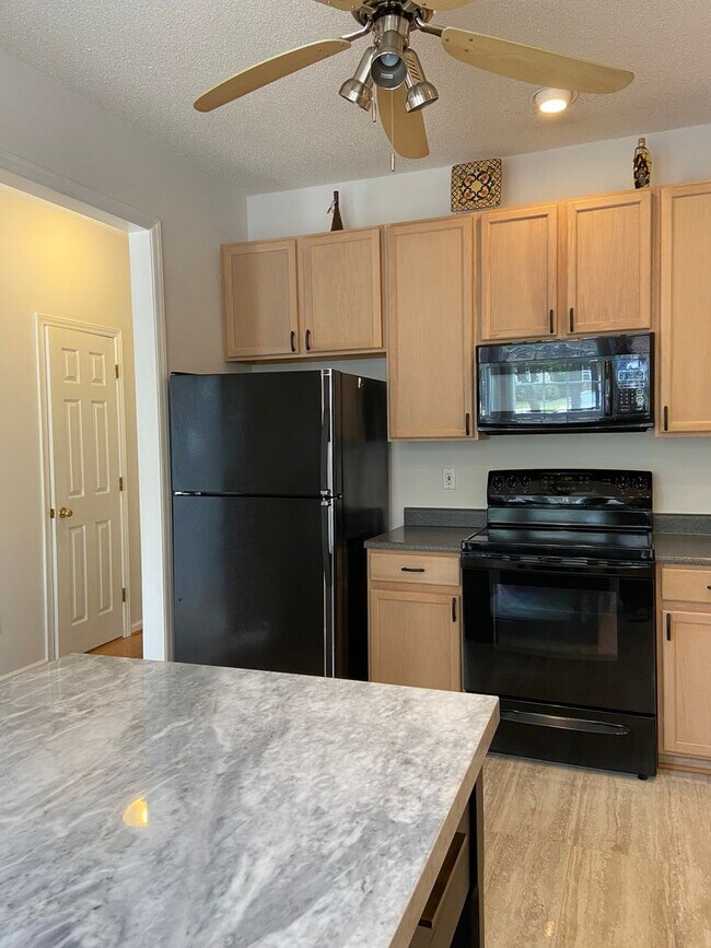 Building Photo - Renovated 3 bed, 2.5 bath townhome in Hope...