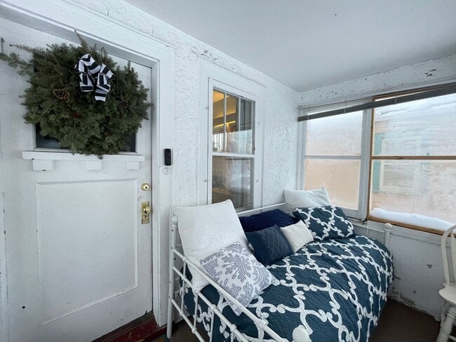 Building Photo - AVAILABLE JUNE 1st - 2 Bed 1 Bath Near Campus