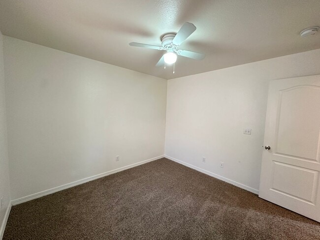 Building Photo - Great 3 Bedroom Home with Detached Garage!