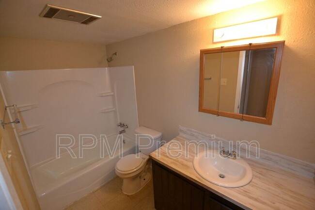 Building Photo - 2150 N Sherwood Forest Dr