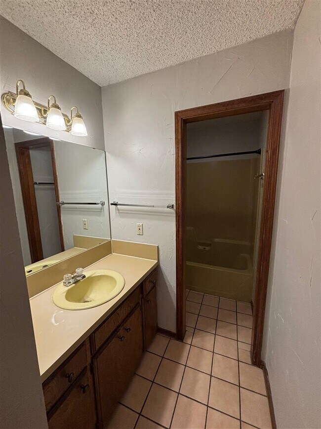 Building Photo - 901 NE Tortoise Dr