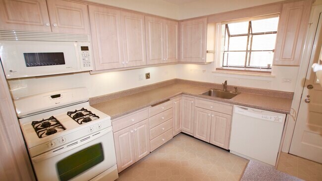 Building Photo - 460 Highcrest Dr