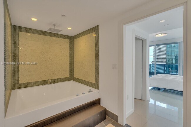 Building Photo - 200 Biscayne Blvd Way