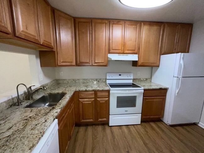 Building Photo - 3BD 2.5BA End Unit Townhome