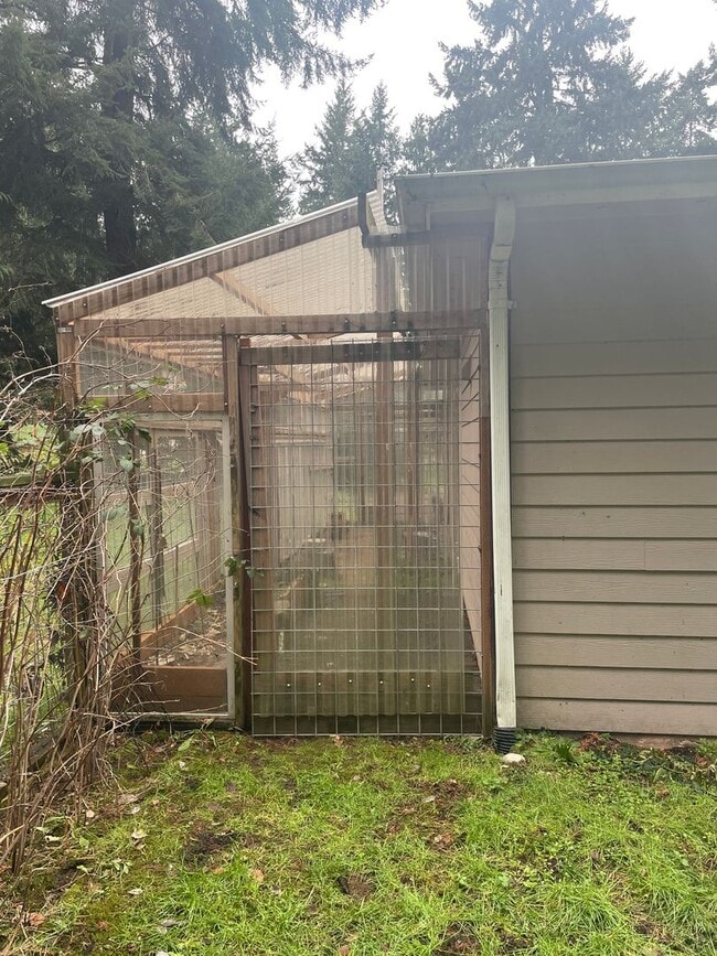 Building Photo - Spacious Clinton Home with New Upgrades!
