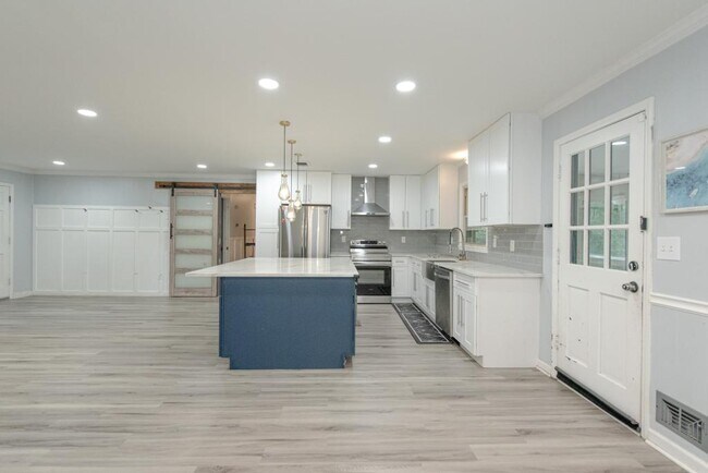 Building Photo - 2702 Davenport Rd NW