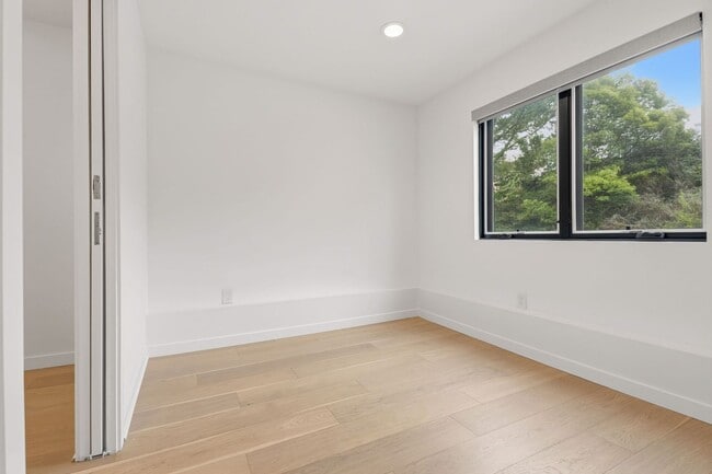 Building Photo - 167 Skyview Way