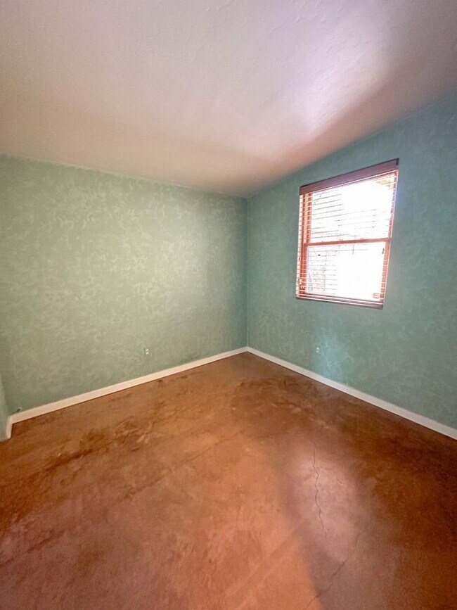 Building Photo - 861 S Osborne Ave