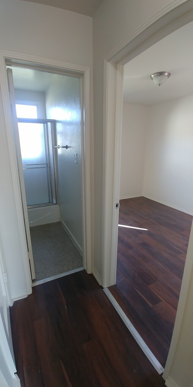 Hallway, bathroom, bedroom - 418 E Freeland St