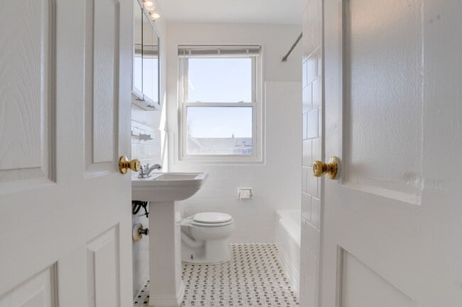 Building Photo - Charming End-Unit Townhome