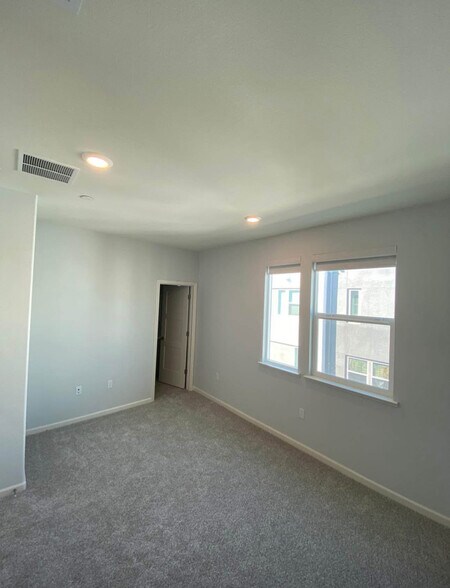 Building Photo - 262 Agustin Narvaez St