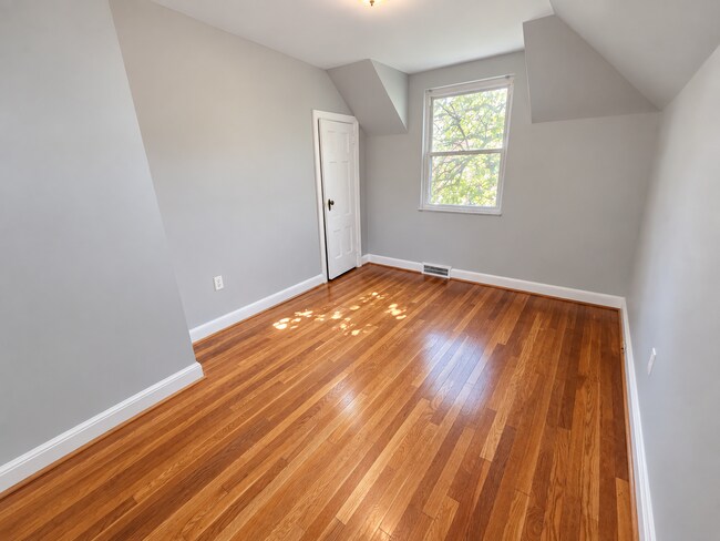 Building Photo - 590 Audubon Ave