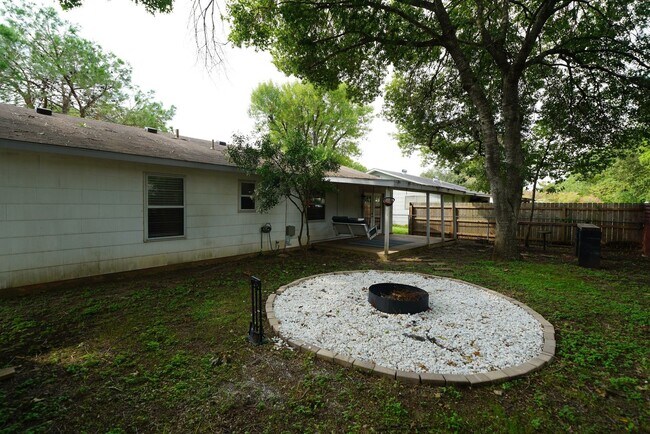 Building Photo - Updated home in established Schertz Neighb...